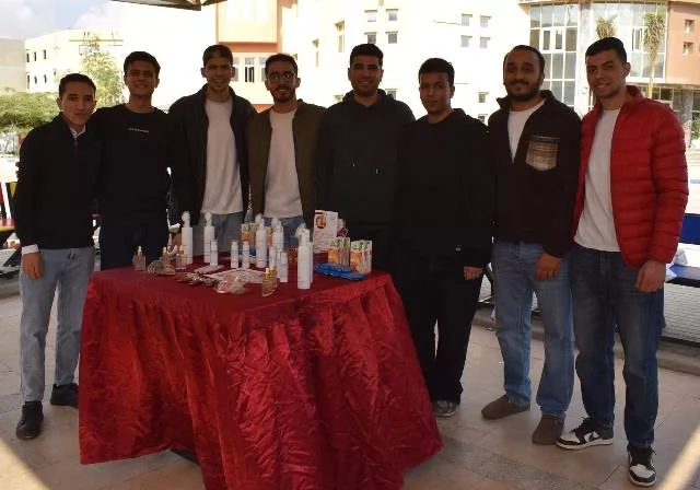 صيدلة الجامعة المصرية الروسية تنظم معرض الطلاب لمستحضرات التجميل.