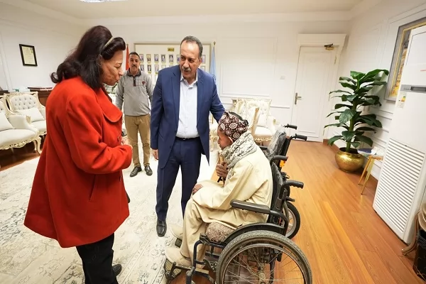 محافظ أسيوط يدعم مسنًا كرسياً متحركاً كهربائيا
