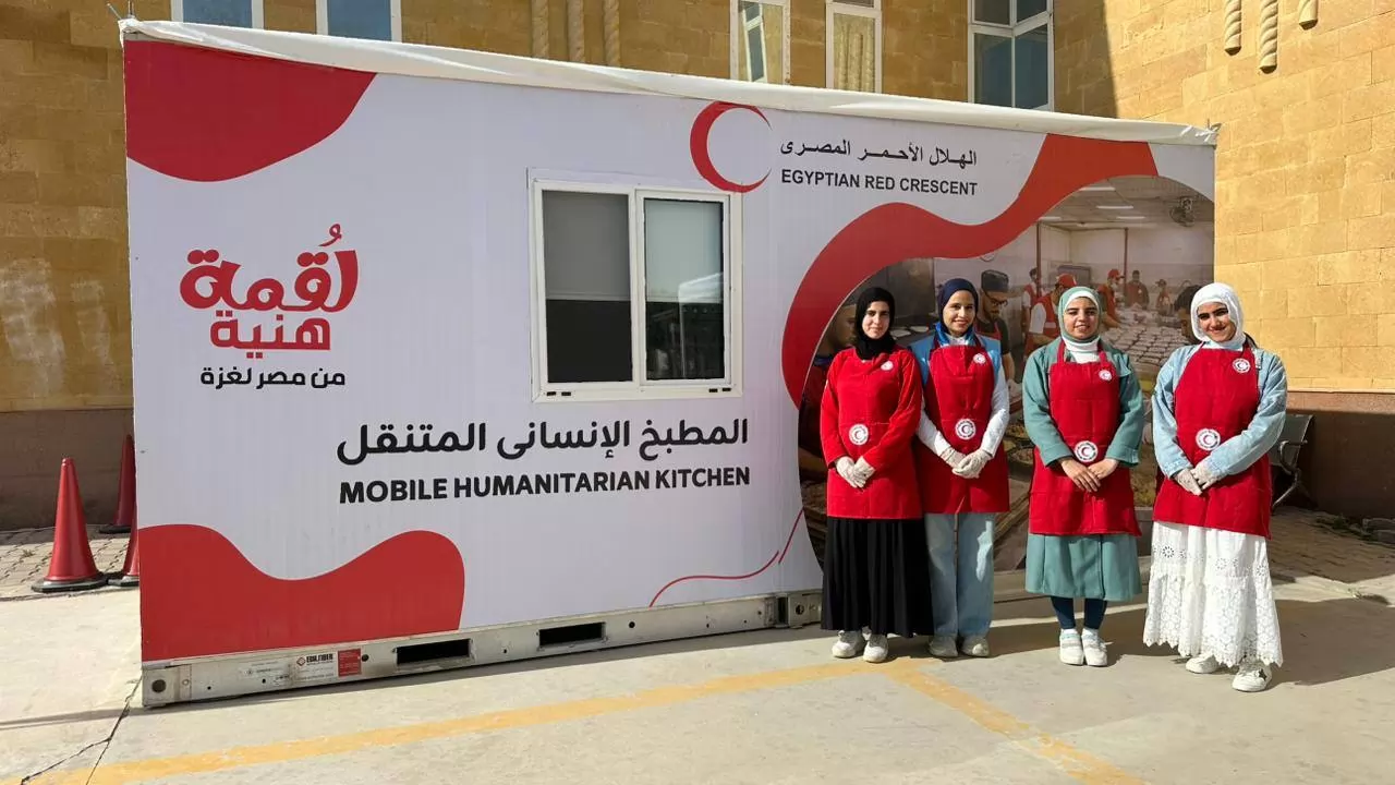 تزامنًا مع بدء تشغيل رفح.. وزيرة التضامن تتابع عمل الهلال الأحمر 