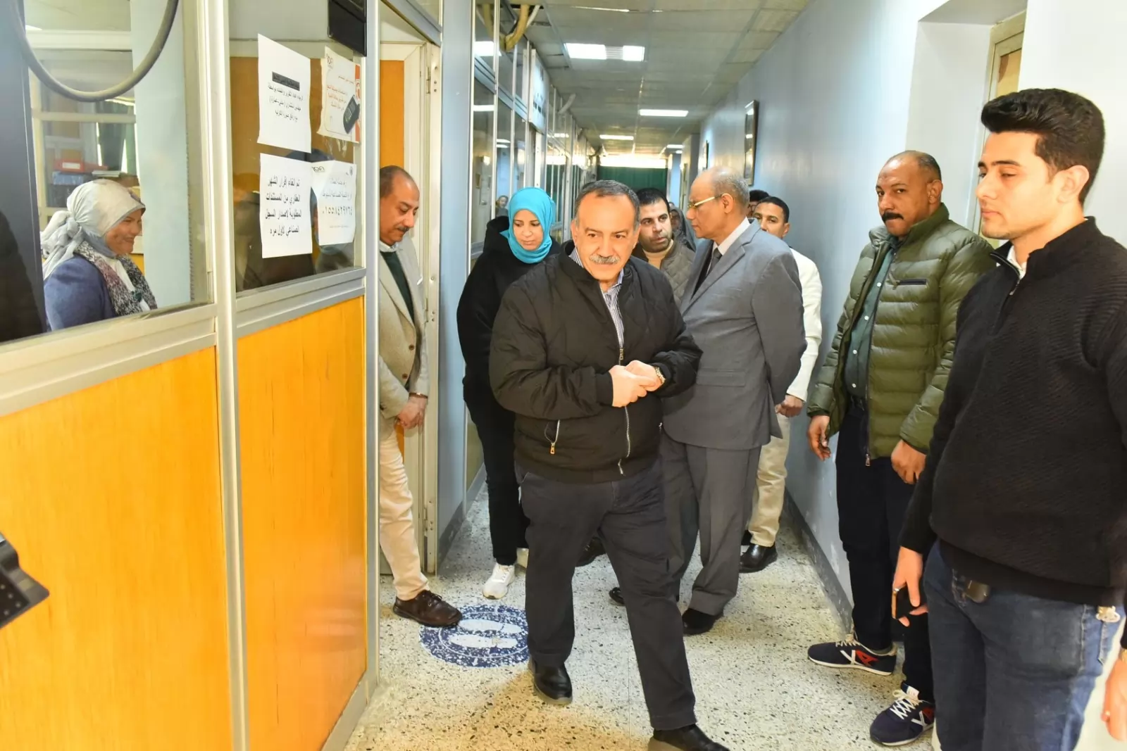 محافظ أسيوط فى جولة تفقدية بمقر مركز خدمات المستثمرين 