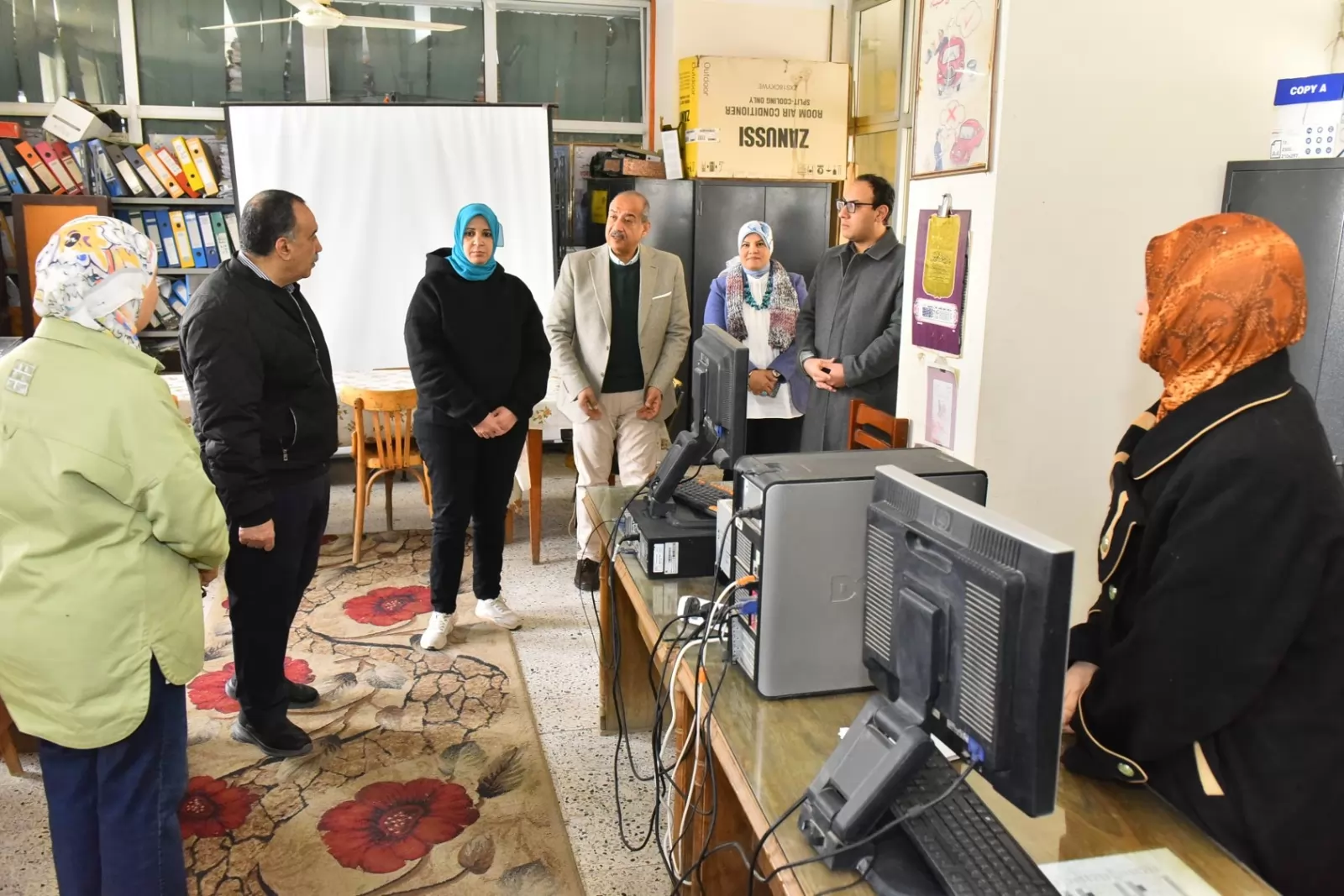 محافظ أسيوط فى جولة تفقدية بمقر مركز خدمات المستثمرين 