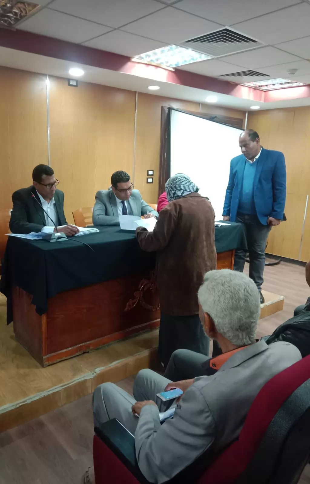 ٢٦ شكوى وطلب أمام نائب محافظ الأقصر خلال لقاء اليوم المفتوح