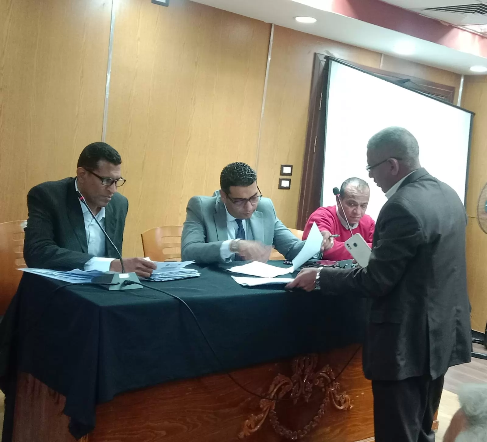 ٢٦ شكوى وطلب أمام نائب محافظ الأقصر خلال لقاء اليوم المفتوح