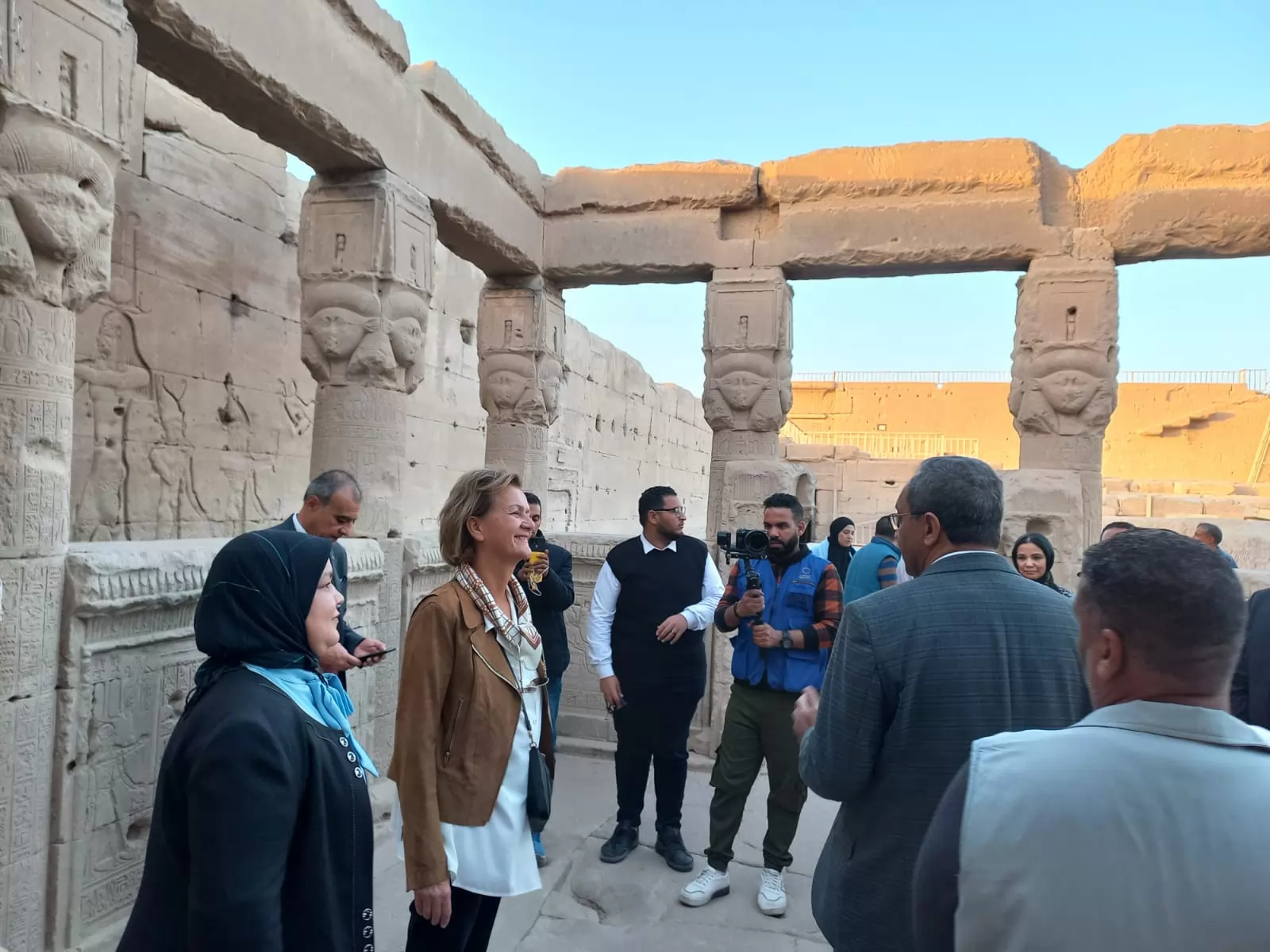 سفيرة الاتحاد الأوروبي تختتم جولتها في قنا بزيارة معبد دندرة