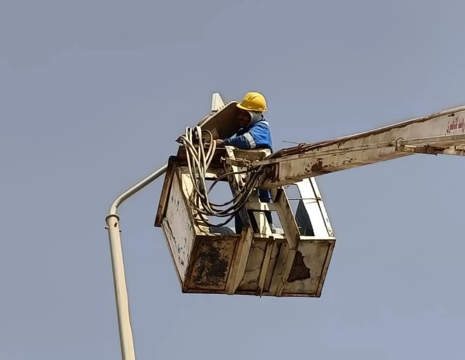 جهاز أكتوبر الجديدة يكثف صيانة الإنارة بالمناطق العامة