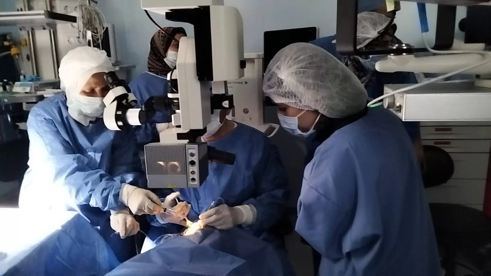 جامعة القناة تواصل دورها المجتمعي بإجراء جراحات عيون مجانية