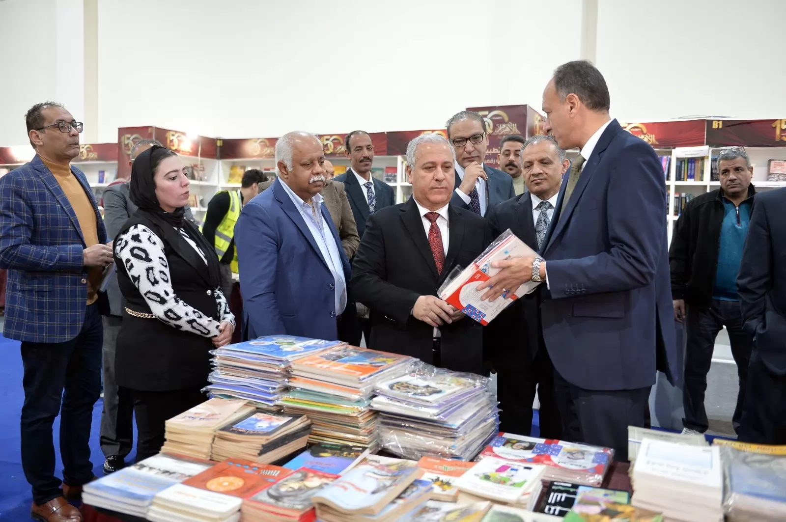 جولة موسعة لرئيس الهيئة الوطنية للصحافة بأجنحة المؤسسات القومية في معرض الكتاب