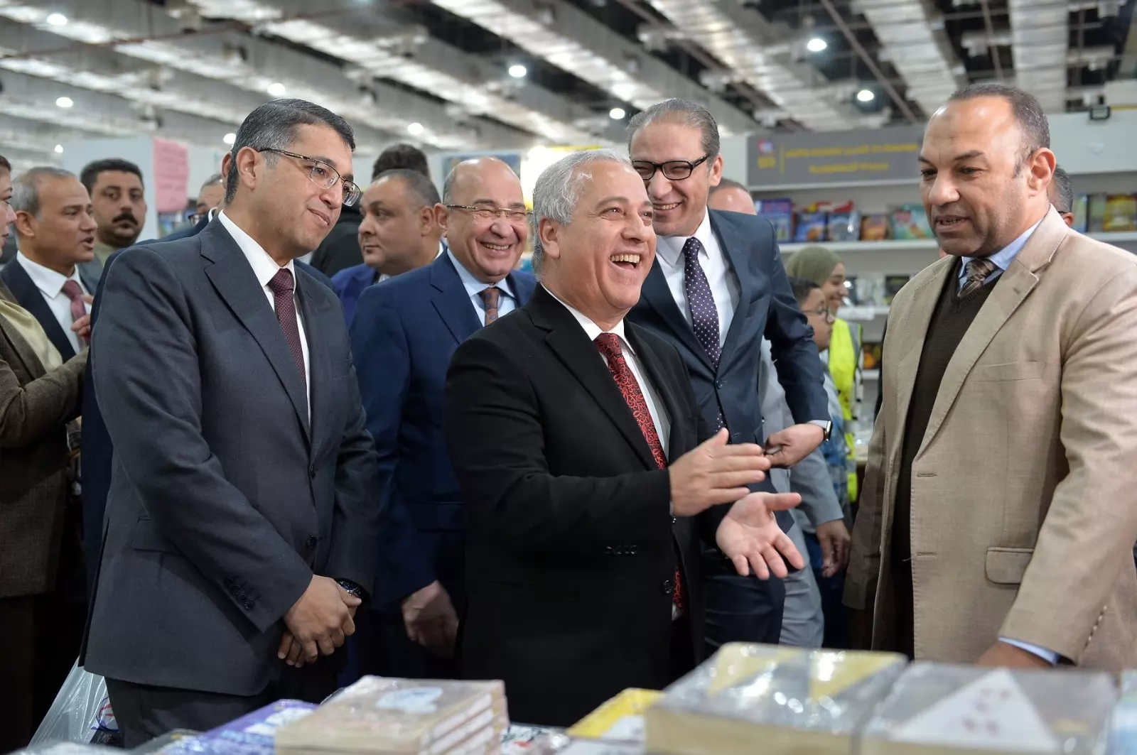 جولة موسعة لرئيس الهيئة الوطنية للصحافة بأجنحة المؤسسات القومية في معرض الكتاب