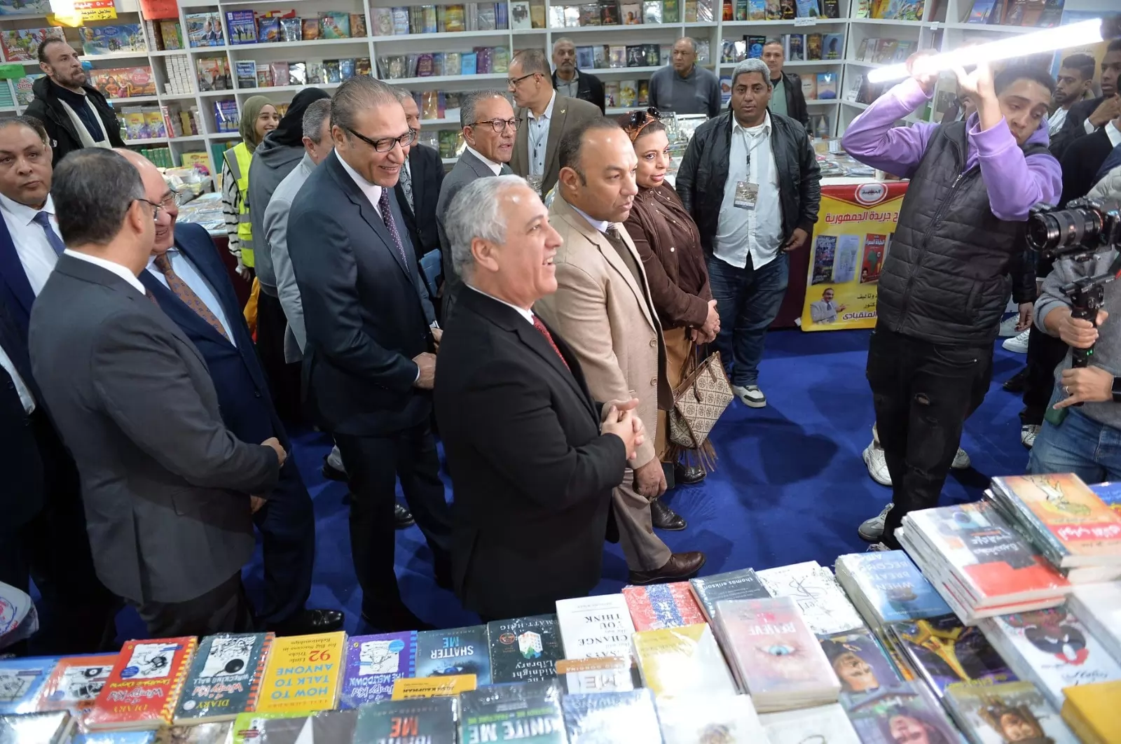 جولة موسعة لرئيس الهيئة الوطنية للصحافة بأجنحة المؤسسات القومية في معرض الكتاب