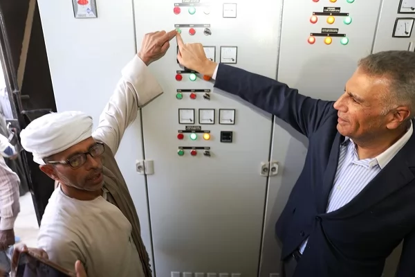 محافظ أسوان يعطى إشارة البدء للتشغيل التجريبى لمحطة رفع البحيرة