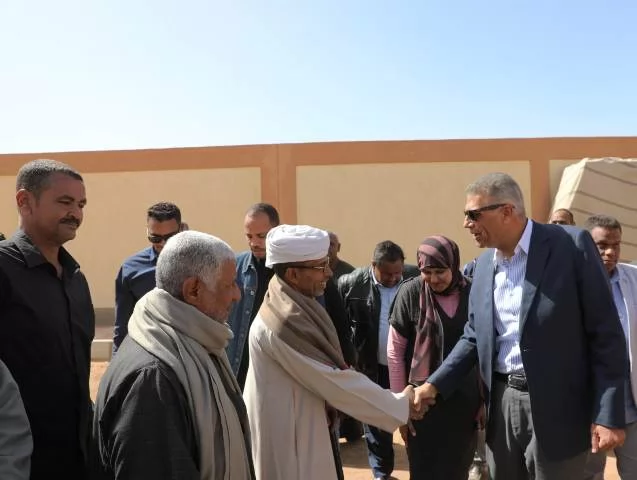 محافظ أسوان يعطى إشارة البدء لمشروع محطة المعالجة بالرديسية بحرى