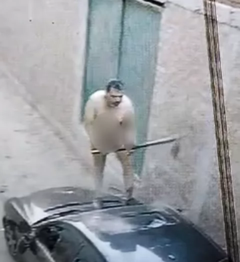 الداخلية تكشف تفاصيل لشخص عارى وحطم 3 سيارات بفأس بالشرقية 