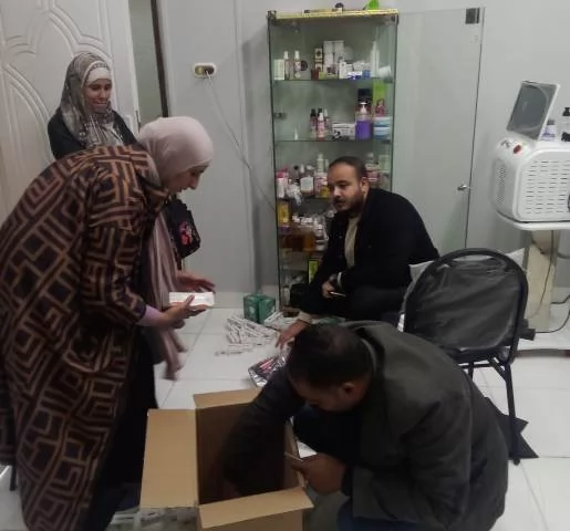 غلق مركز تجميل مخالف ومصادرة مستحضرات مجهولة المصدر بنجع حمادي