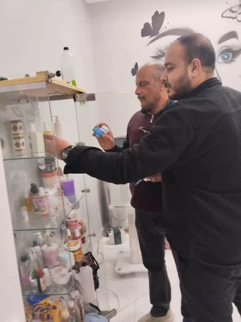 غلق مركز تجميل مخالف ومصادرة مستحضرات مجهولة المصدر بنجع حمادي