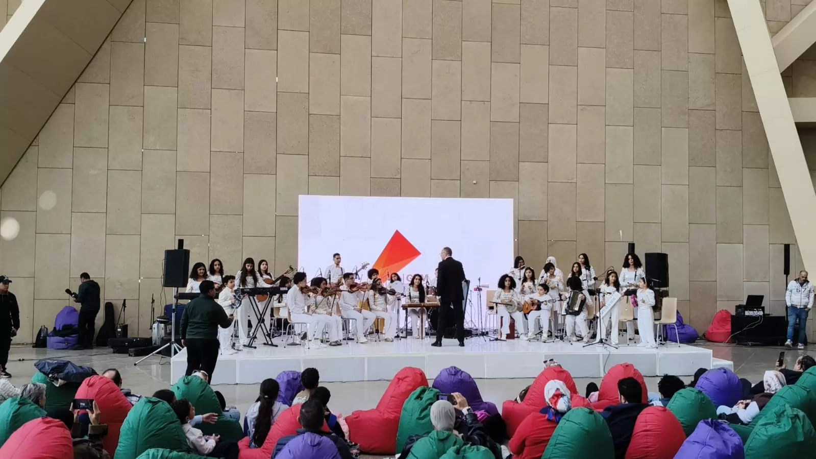 عروض فنية وثقافية بالمتحف المصري الكبير 
