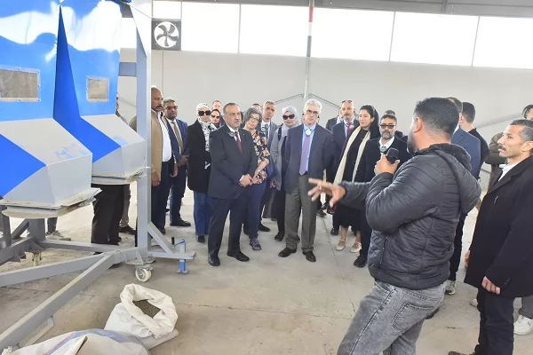 محافظ أسيوط والوفد الأوروبي يتفقدون وحدة تجهيز النباتات الطبية