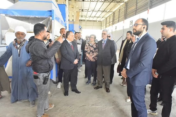محافظ أسيوط والوفد الأوروبي يتفقدون وحدة تجهيز النباتات الطبية