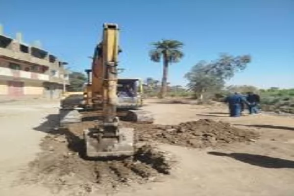 متابعة مشروعات الصرف الصحى ورفع الحيز العمرانى بقرى الزينية 