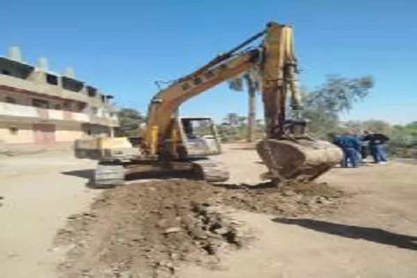 متابعة مشروعات الصرف الصحى ورفع الحيز العمرانى بقرى الزينية 