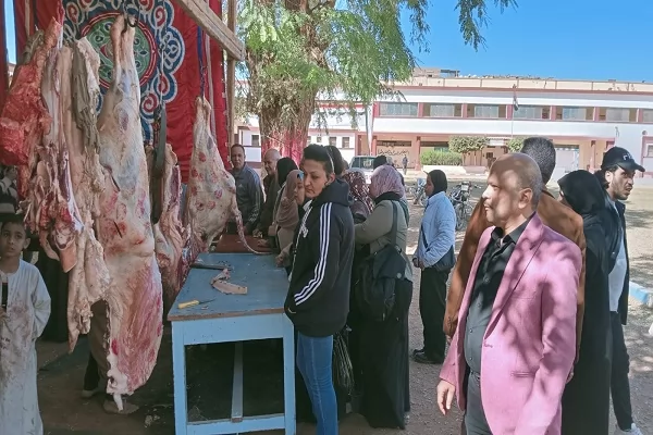 وكيل التعليم بأسيوط يتفقد معرض منتجات المدارس الزراعية 