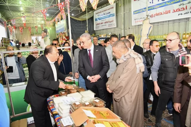 محافظ الفيوم يفتتح معرض