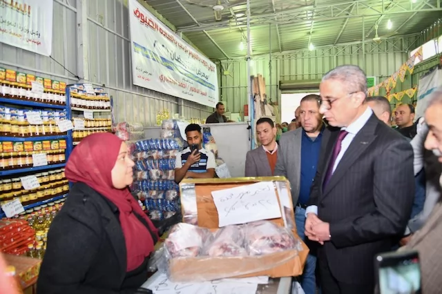 محافظ الفيوم يفتتح معرض