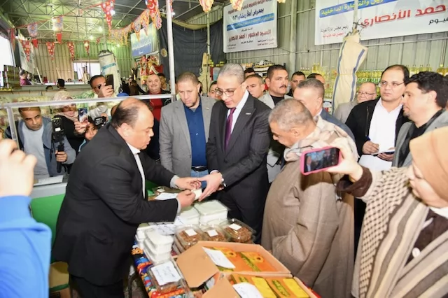 محافظ الفيوم يفتتح معرض