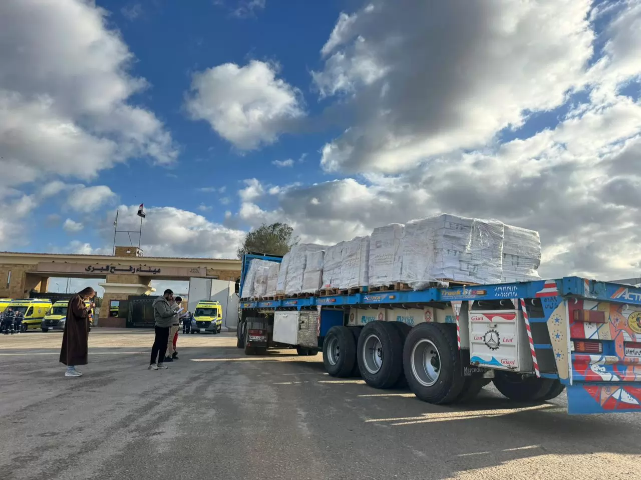 وصول 25 شاحنة مساعدات إماراتية جديدة لأهالي قطاع غزة.
