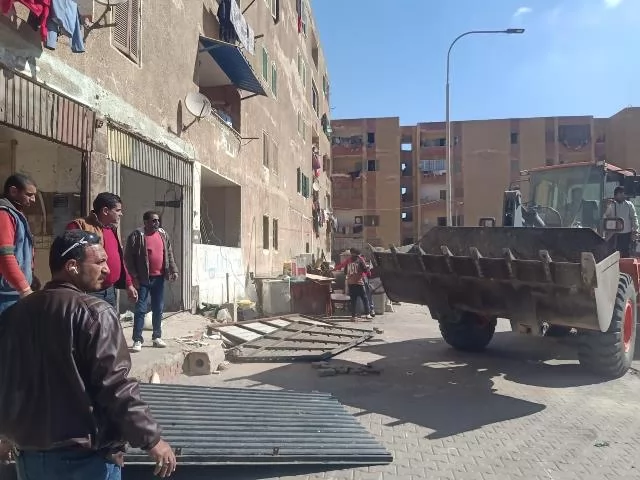 قيادات جهاز مدينة بدر تغلق 25 محل فى 