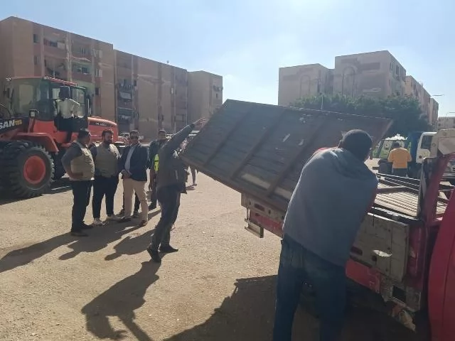 قيادات جهاز مدينة بدر تغلق 25 محل فى 