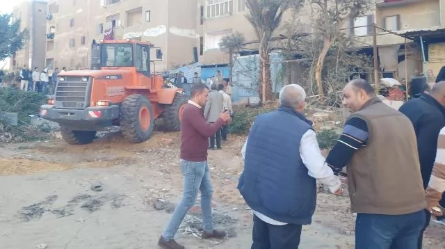 قيادات جهاز مدينة بدر تغلق 25 محل فى 