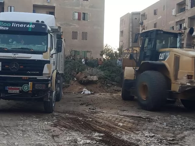 قيادات جهاز مدينة بدر تغلق 25 محل فى 