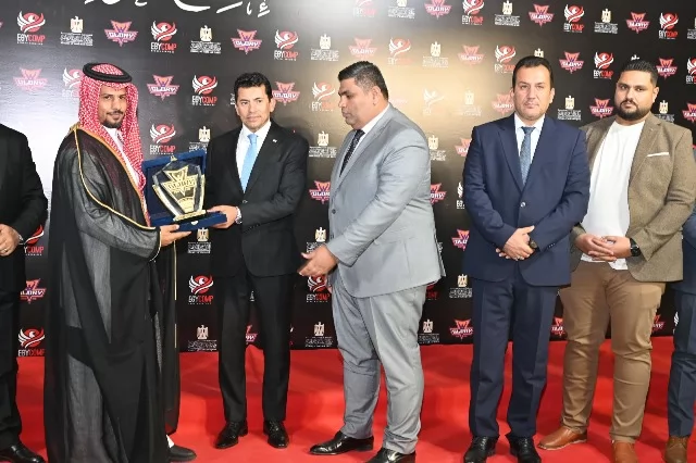 قيادات الشباب والرياضة وجهاز العاشر يفتتحون نادى 