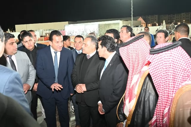 قيادات الشباب والرياضة وجهاز العاشر يفتتحون نادى 