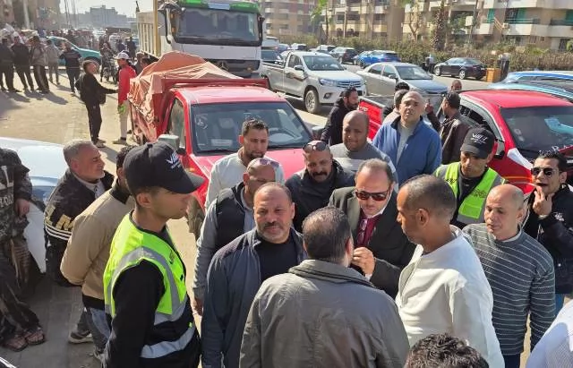 رئيس جهاز مدينة 6 أكتوبر يقود حملة مكبرة لغلق الوحدات المخالفة.. 