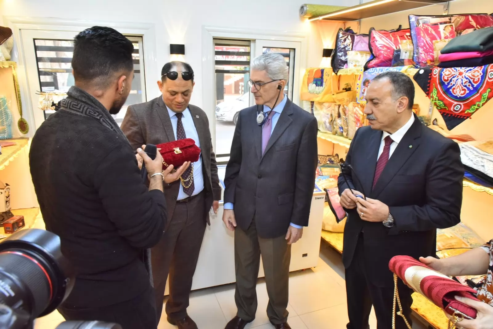 محافظ أسيوط يعرض تجربة 