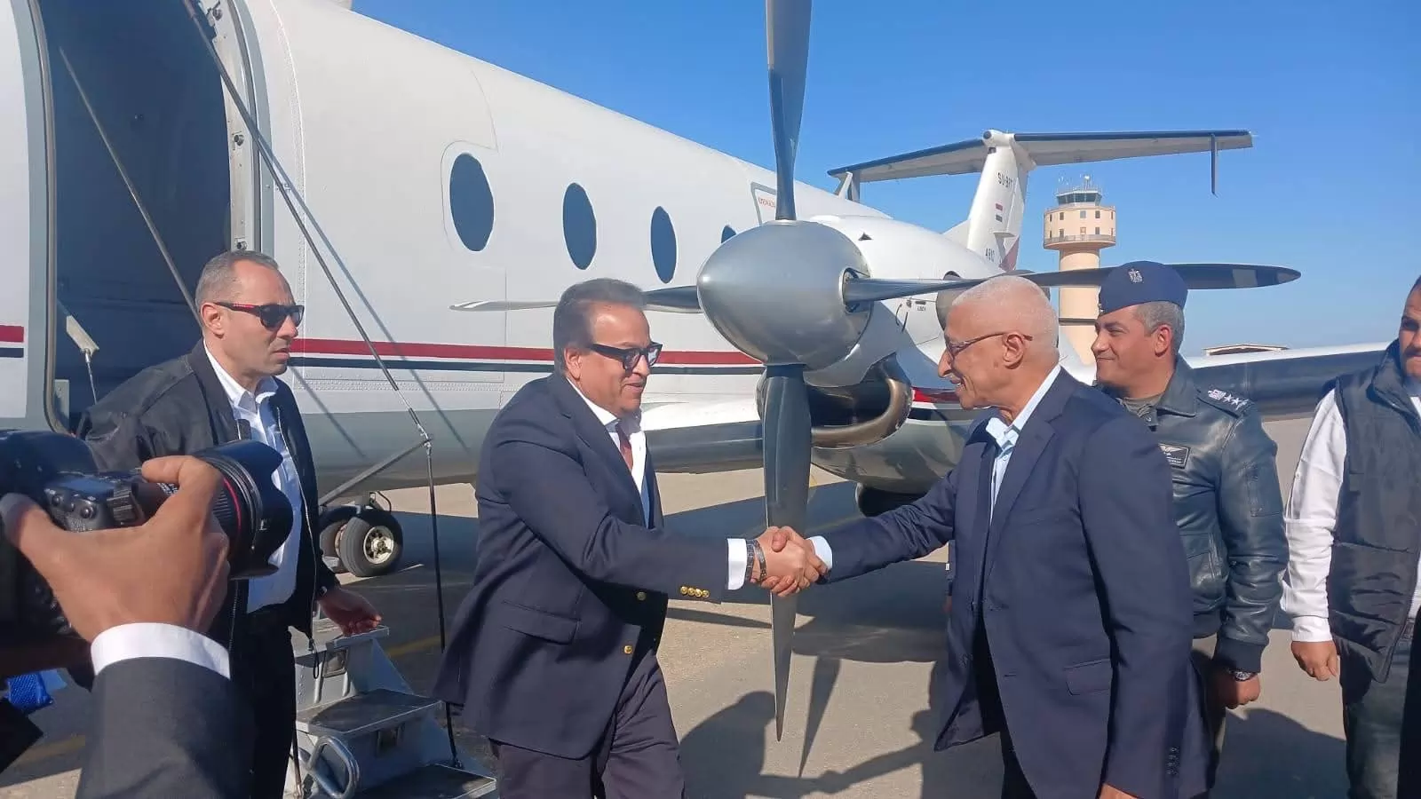 محافظ شمال سيناء يستقبل نائب رئيس الوزراء ووزير الصحة بمطار العري