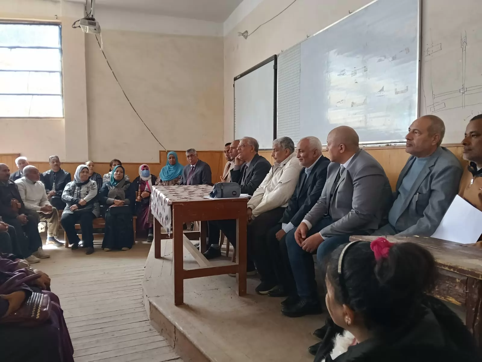 وكيل تعليم قنا يتابع مقابلات المشاركين في امتحانات الدبلومات الفن