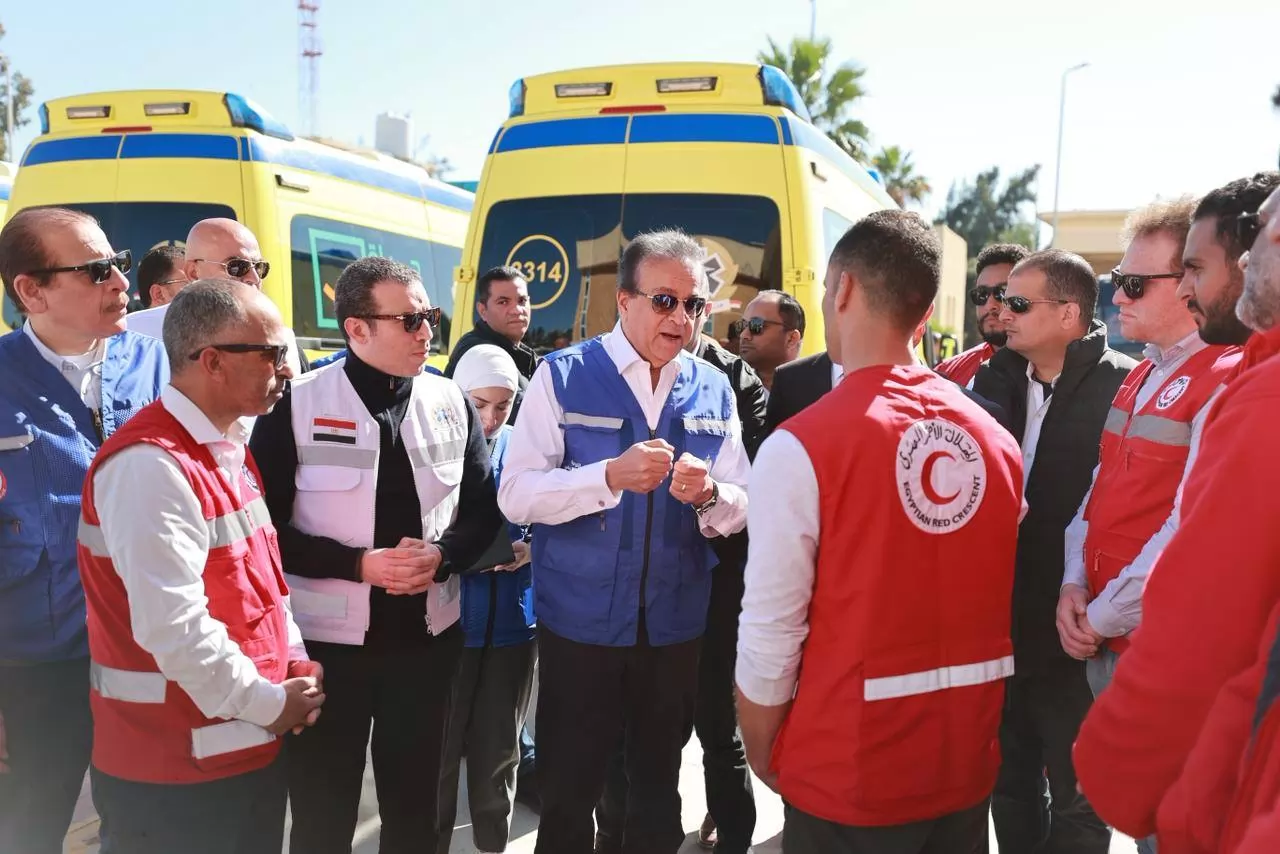 وزير الصحة يتابع استقبال وعلاج المصابين الفلسطينيين بمعبر رفح 