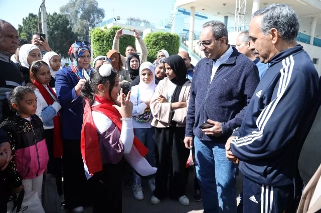 محافظ قنا يشارك في ماراثون الدراجات ضمن مبادرة