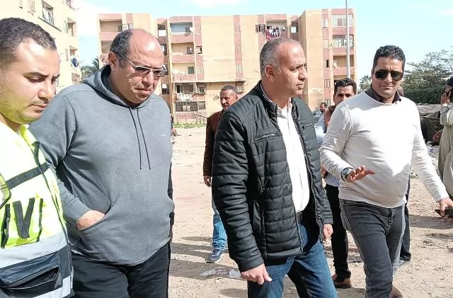 شاهد أهم فيديو.. قيادات جهاز بدر يغلقوا 80 محل بمنطقة الزلزال للت