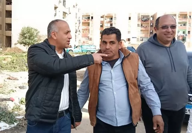 شاهد أهم فيديو.. قيادات جهاز بدر يغلقوا 80 محل بمنطقة الزلزال للت