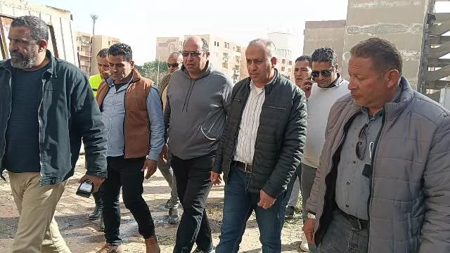شاهد أهم فيديو.. قيادات جهاز بدر يغلقوا 80 محل بمنطقة الزلزال للت