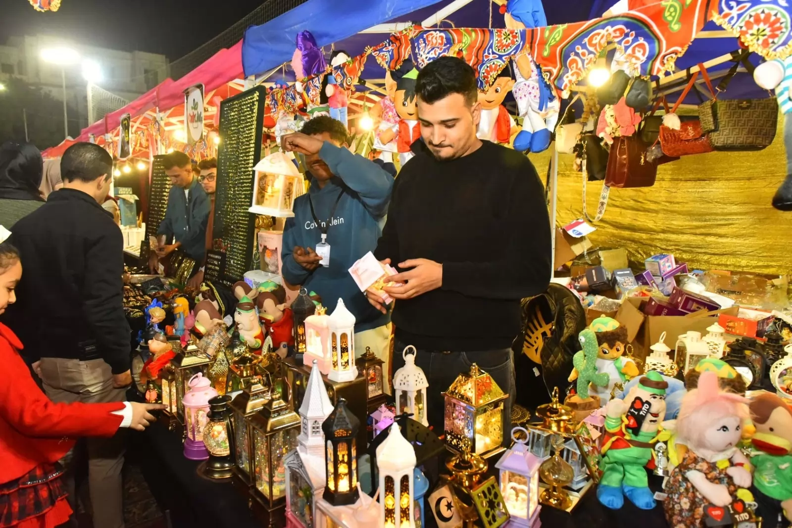 محافظ أسيوط يتفقد معرضًا للمنتجات والسلع المتنوعة..صور