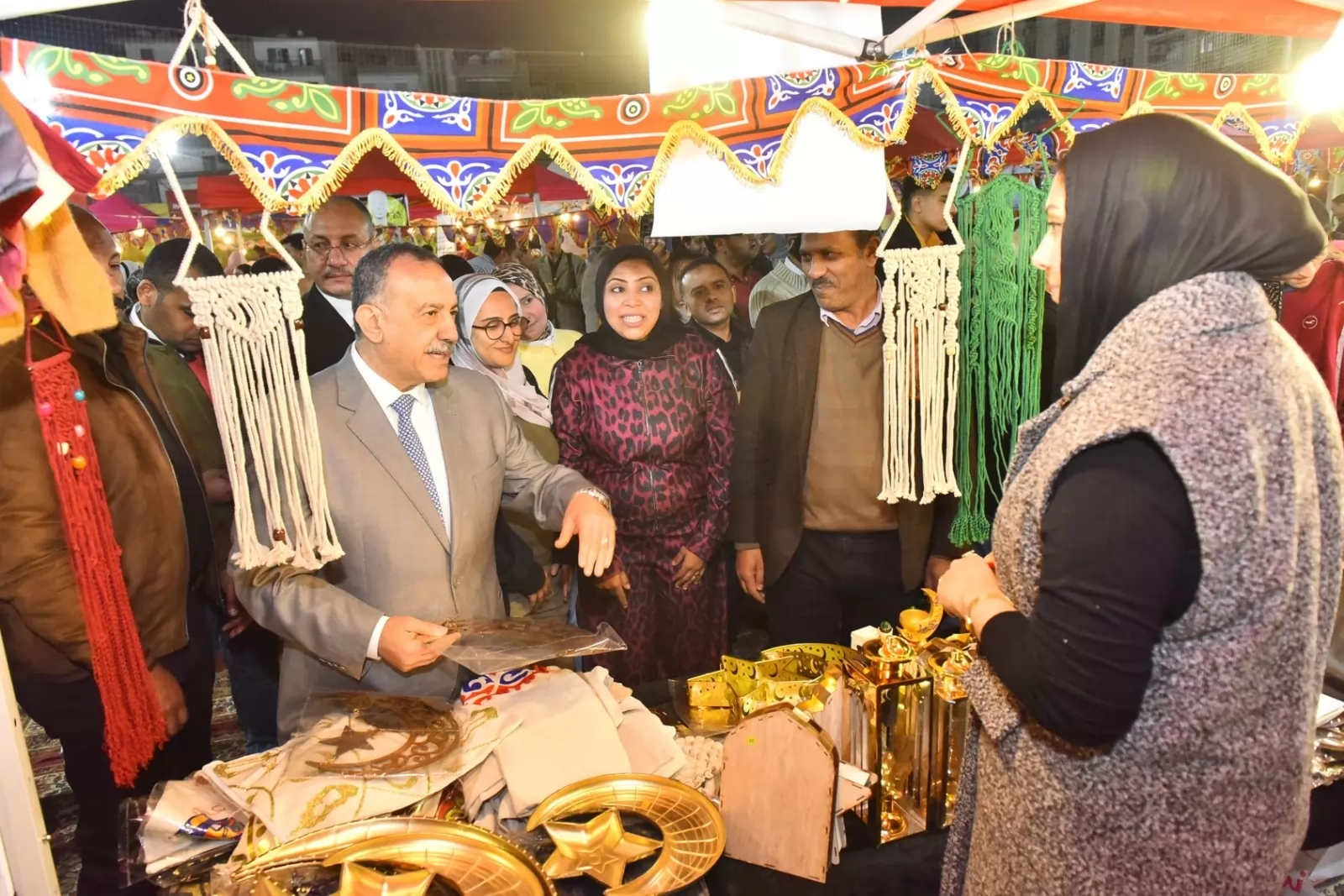 محافظ أسيوط يتفقد معرضًا للمنتجات والسلع المتنوعة..صور