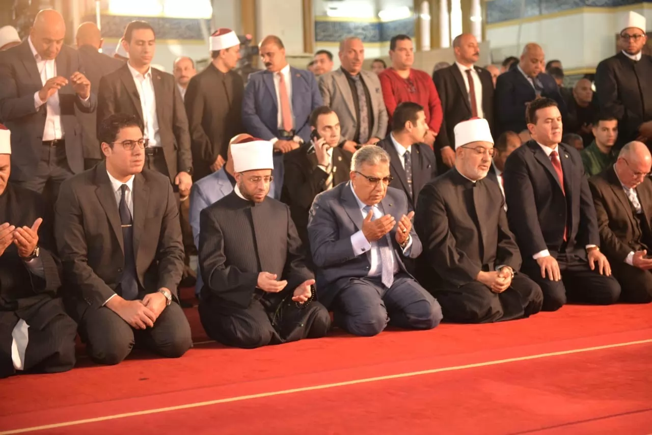 وزير الأوقاف والمفتي يؤدون صلاة الجمعة بمسجد النصر في المنصورة 
