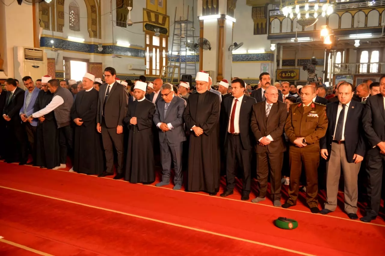 وزير الأوقاف والمفتي يؤدون صلاة الجمعة بمسجد النصر في المنصورة 