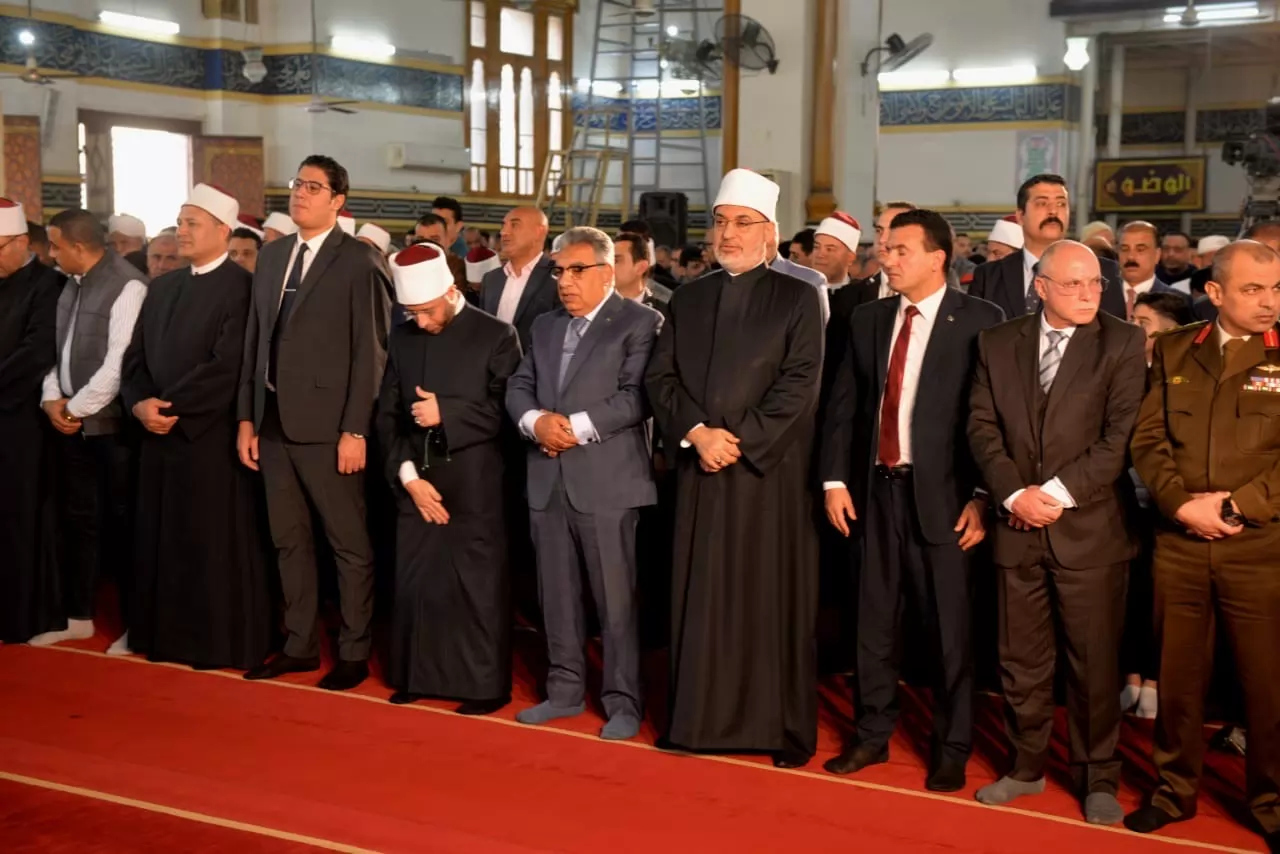 وزير الأوقاف والمفتي يؤدون صلاة الجمعة بمسجد النصر في المنصورة 