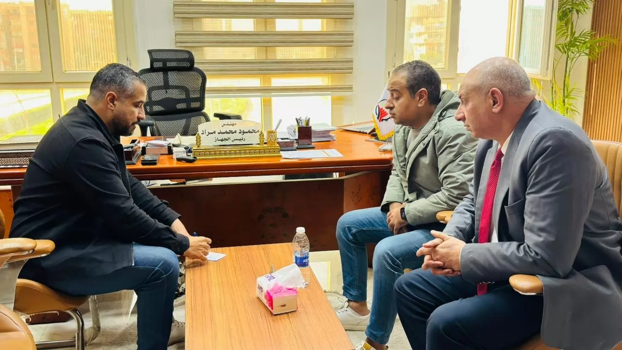 قيادات الإسكان تراجع ملفات التقنين بمدينة العبور الجديدة