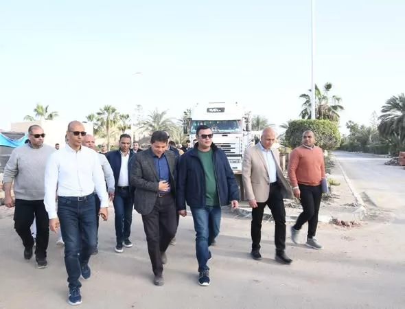 وزير الإسكان يتفقد الشاليهات والفيلات بمشروع 